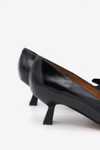 Load image into Gallery viewer, Angel Alarcon 24627BLK-Pump.
