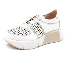 Load image into Gallery viewer, Jose Saenz 3524WH- Trainer.
