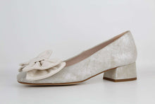 Load image into Gallery viewer, Marian 8217WHT- Pump.
