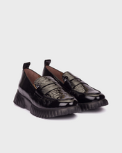 Load image into Gallery viewer, Wonders Black Patent &amp; Croc Print Loafer |A4420NE
