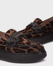 Load image into Gallery viewer, Wonders Leo Print Platform Loafer|A5203LEO

