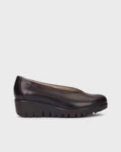 Load image into Gallery viewer, Wonders Black Mini Wedge Shoe|C33100NE
