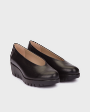 Load image into Gallery viewer, Wonders Black Mini Wedge Shoe|C33100NE
