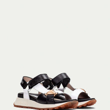 Load image into Gallery viewer, Hispanitas CHV253896M- Sandal.
