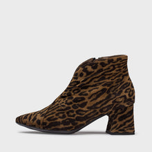 Load image into Gallery viewer, Wonders Leo Print Suede V-Cut Ankle Boot |I9013CA
