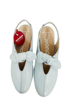 Load image into Gallery viewer, Pair of white shoes with bows on a white surface, brand 'wonders' visible.
