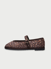Load image into Gallery viewer, White sneaker with brown sole on a light beige background
