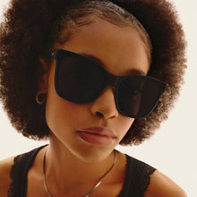 Load image into Gallery viewer, Quay After Party Black
