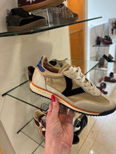 Load image into Gallery viewer, Victoria 1158102GL-Trainer.
