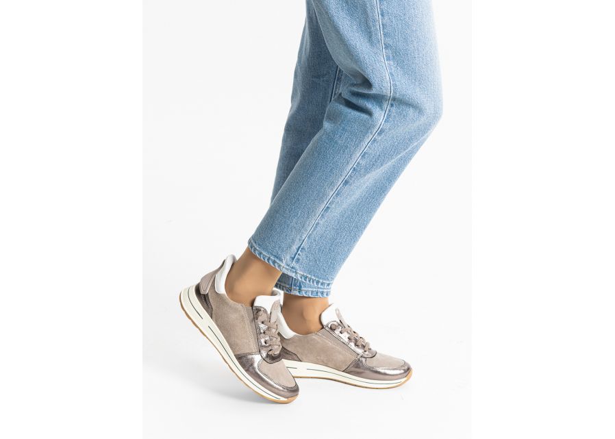 Ara 122483617-Trainer.