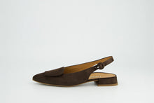 Load image into Gallery viewer, Brown sandal with a bow on a light gray background
