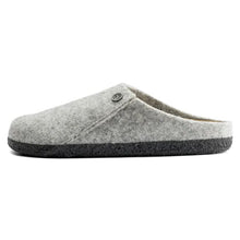 Load image into Gallery viewer, A light gray felt slip-on clog shoe with a dark gray textured sole and a small metal logo button on the side, shown against a plain white background.

