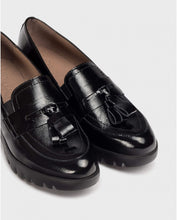 Load image into Gallery viewer, Wonders C33342NEG- Slip On.
