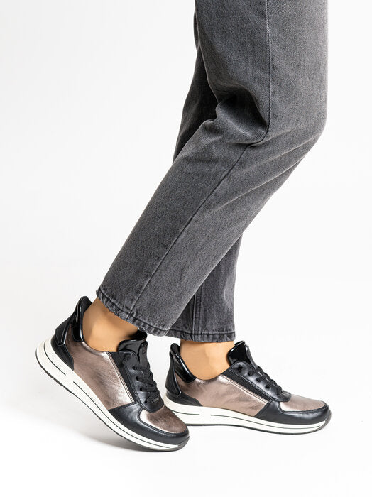 Ara 122483615-Trainer.