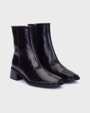 Load image into Gallery viewer, Wonders Black Leather Block-Heel Ankle Boots, front three-quarter view.
